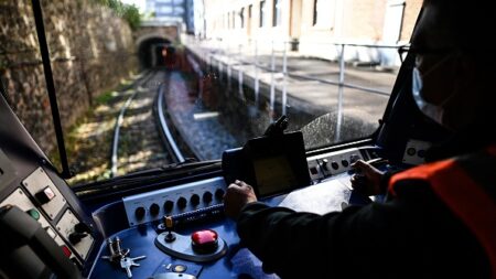 Femme happée par un métro à Paris: un conducteur présenté à la justice