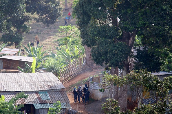 Un raid contre l'immigration clandestine le 28 novembre 2022 dans le village de Vahibe, près de Mamoudzou, à Mayotte. (GREGOIRE MEROT/AFP via Getty Images)