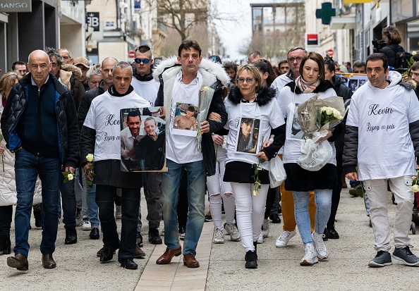 Une "Marche Blanche" en hommage à Leslie Hoorelbeke et Kevin Trompat assassinés, à Niort le 12 mars 2023. (YOHAN BONNET/AFP via Getty Images)