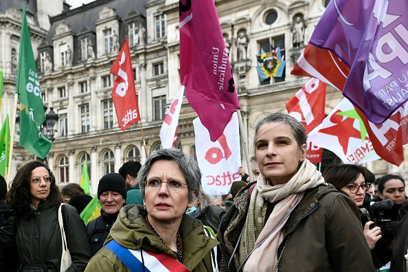 La députée d'Europe-Ecologie-Les Verts (EELV) et de la coalition de gauche NUPES (Nouvelle Union Populaire Ecologique et Sociale) Sandrine Rousseau (à g.), à une manifestation de soutien aux victimes de brutalités policières, à Paris. (STÉPHANE DE SAKUTIN/AFP via Getty Images)