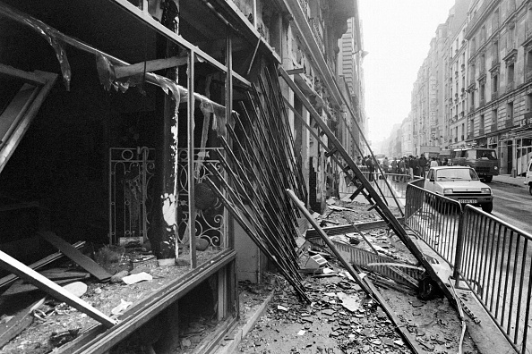Photo publiée le 04 octobre 1980 des dégâts après l'explosion d'une bombe à la synagogue rue Copernic à Paris. (JEAN-CLAUDE DELMAS/AFP via Getty Images)