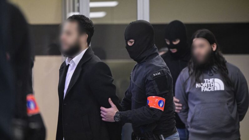 Les accusés Salah Abdeslam (à G.) et Osama Krayem (à D.) arrivent pour assister au procès des attentats terroristes de Bruxelles de 2016, le 5 avril 2023. (Photo LAURIE DIEFFEMBACQ/Belga/AFP via Getty Images)