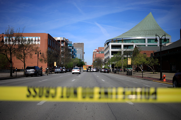 Des rubans de scène de crime délimitent une rue alors que les forces de l'ordre réagissent à une fusillade active près du bâtiment de la Old National Bank, le 10 avril 2023 à Louisville, dans le Kentucky. (Luke Sharrett/Getty Images)