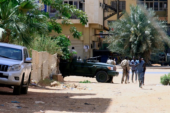 Un véhicule militaire à Khartoum le 15 avril 2023, alors que des affrontements sont signalés dans la ville. (AFP via Getty Images)