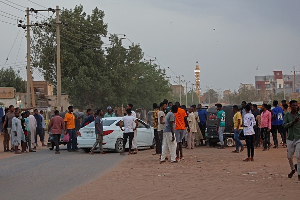 Des personnes se rassemblent dans la rue à Khartoum le 16 avril 2023, alors que les combats au Soudan font rage pour la deuxième journée dans des batailles entre généraux rivaux. (AFP via Getty Images)