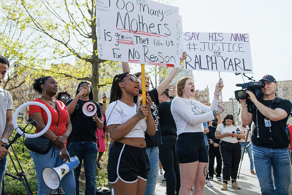 Un rassemblement en faveur de Ralph Yarl, un adolescent noir, devant le tribunal de district des États-Unis, le 18 avril 2023 à Kansas City. (Chase Castor/Getty Images)