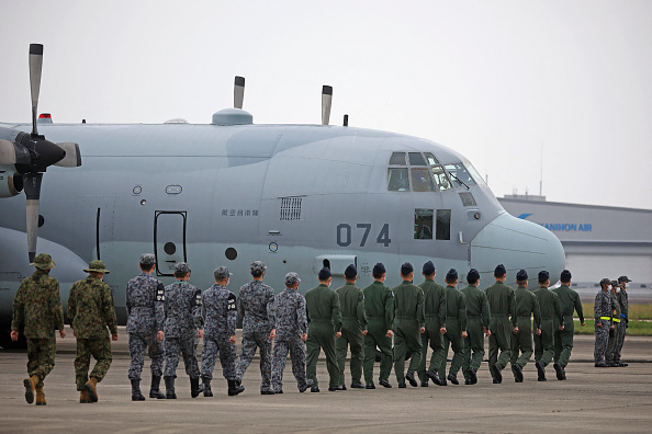 Un avion de transport C-130 des Forces japonaises d'autodéfense était parti pour Djibouti,  en vue de l'évacuation des ressortissants japonais du Soudan. (STR/JIJI Press/AFP via Getty Images)