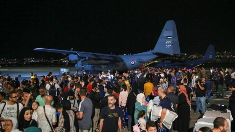Des personnes évacuées du Soudan arrivent à l'aéroport militaire d'Amman, en Jordanie, le 24 avril 2023. (KHALIL MAZRAAWI/AFP via Getty Images)