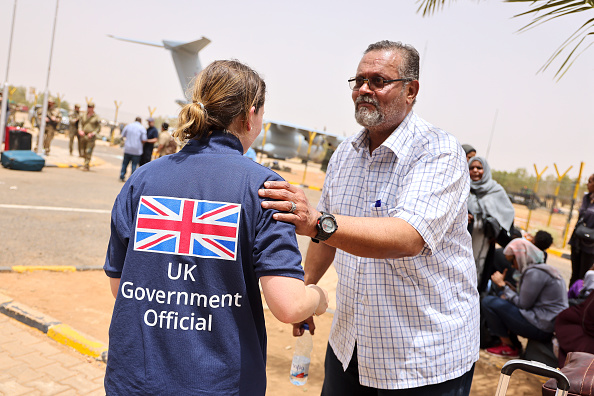 Des ressortissants britanniques sont évacués du Soudan avec l'aide de l'équipe de déploiement rapide du gouvernement britannique, le 25 avril 2023 à Khartoum. (MoD Crown Copyright via Getty Images)