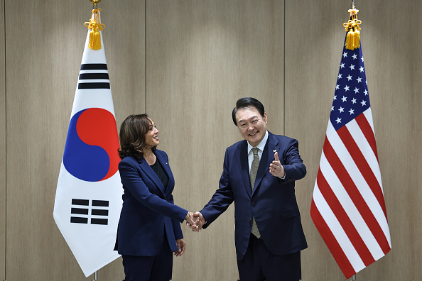 Le président sud-coréen Yoon Suk-yeol (à d.) avec la vice-présidente américaine Kamala Harris en septembre 2022, à Séoul, en Corée du Sud. (South Korean Presidential Office via Getty Images)