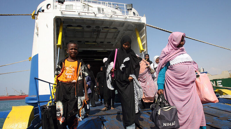 Evacuations de civils au Soudan. (Photo ROSLAN RAHMAN/AFP via Getty Images)