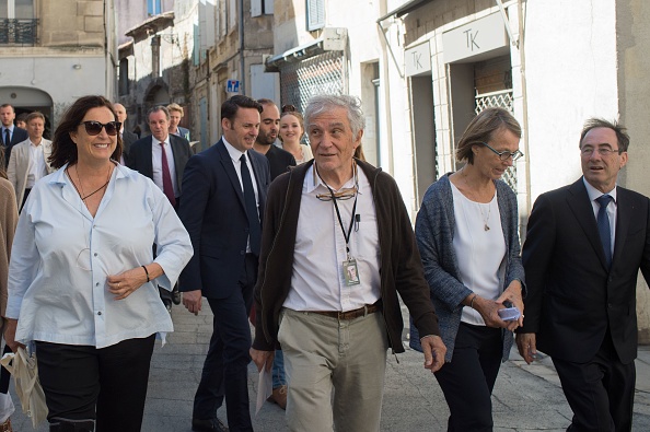 L'ancienne ministre de la Culture Françoise Nyssen (2e d.) marche à côté de son mari Jean-Paul Capitani (2e g.) en juillet 2017. (BERTRAND LANGLOIS/AFP via Getty Images)