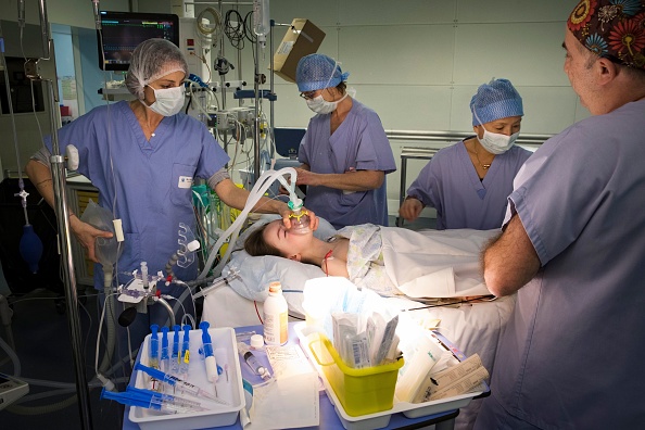 Se réveiller en cours d'anesthésie est une crainte partagée par beaucoup de personnes devant se faire opérer. Illustration. (THOMAS SAMSON/AFP via Getty Images)