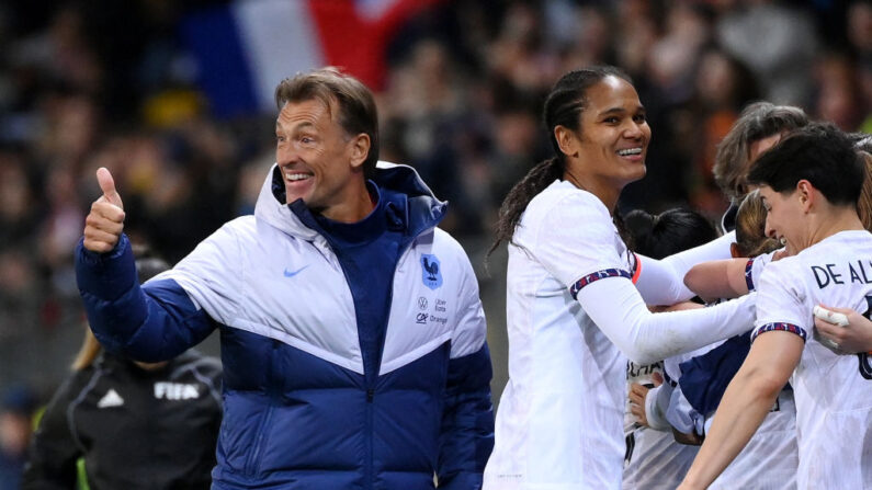 Hervé Renard (à.g.) sélectionneur des Bleues. (Photo by FRANCK FIFE/AFP via Getty Images)