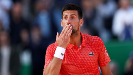 Monte-Carlo: Djokovic se prend encore les pieds dans la terre monégasque