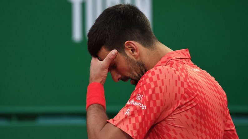 Novak Djokovic, emprunté, a été éliminé vendredi par Dusan Lajovic, 70e joueur mondial, en quarts de finale du tournoi ATP 250 de Banja Luka 6-4, 7-6 (8/6). (Photo by VALERY HACHE/AFP via Getty Images)