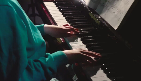 VIDÉO. Aveugle et autiste, Lucy, 13 ans, est une prodige du piano. Écoutez.