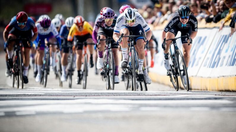 La Néerlandaise Charlotte Kool (Team DSM) a remporté au sprint massif la deuxième étape du Tour d'Espagne féminin mardi entre Orihuela et Pilar de la Horadada. (Photo by JASPER JACOBS/BELGA MAG/AFP via Getty Images)