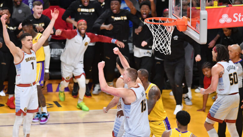 Pour la première fois en 47 ans de présence en NBA, les Nuggets de Nikola Jokic vont tenter de décrocher un titre, après leur qualification impressionnante en finale, aux dépens des Lakers balayés 4-0, malgré un grand LeBron James, lundi en play-offs. (Photo by Allen Berezovsky/Getty Images)
