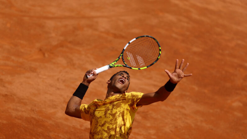 Le Canadien Félix Auger-Aliassime (ici) a déclaré forfait jeudi pour son quart de finale du tournoi de Lyon, offrant au jeune Français Arthur Fils un billet direct pour les demi-finales.(Photo by Alex Pantling/Getty Images)