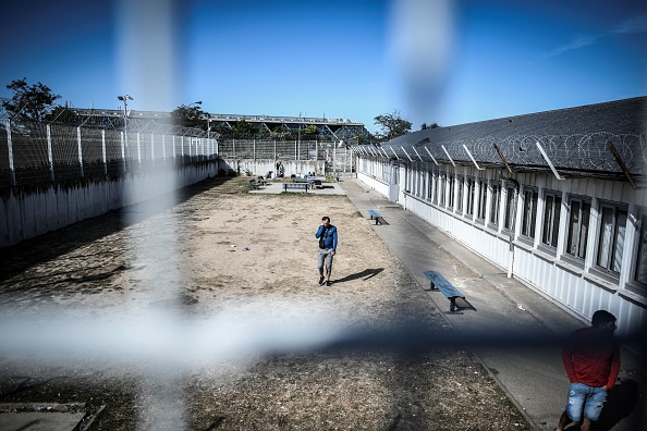 Le centre de rétention administrative de Vincennes. (STÉPHANE DE SAKUTIN/AFP via Getty Images)