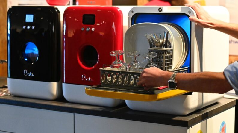 Il apparaît désormais un prix moyen de réparation de 164 euros pour un lave-vaisselle contre 125 euros selon l’Ademe. (Photo d'illustration TOBIAS SCHWARZ/AFP via Getty Images)