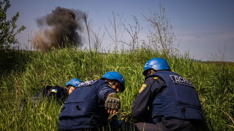 C'est la saison des semailles en Ukraine et les équipes de déminage sont submergées d'appels pour détruire les missiles ou les mines non explosés dans les champs qui, dans certains cas ont blessé ou tué des agriculteurs. (Photo DIMITAR DILKOFF/AFP via Getty Images)