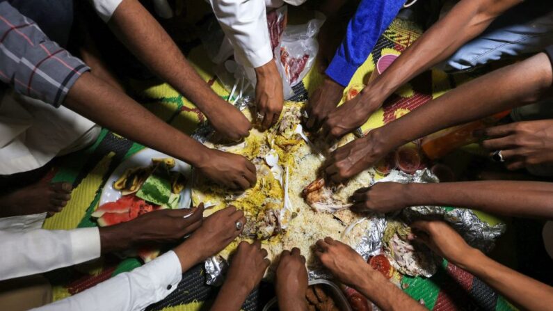 «Quand on a vu la situation on a commencé à collecter des dons auprès des villageois, à acheter tout ce qu'il fallait et à cuisiner». (Photo ASHRAF SHAZLY/AFP via Getty Images)