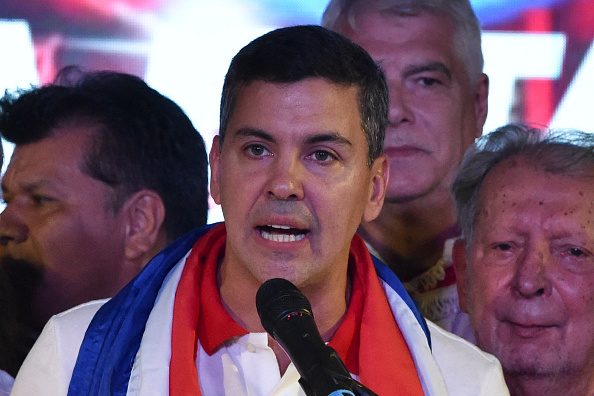 Le nouveau président paraguayen Santiago Peña le 30 avril 2023. (NORBERTO DUARTE/AFP via Getty Images)