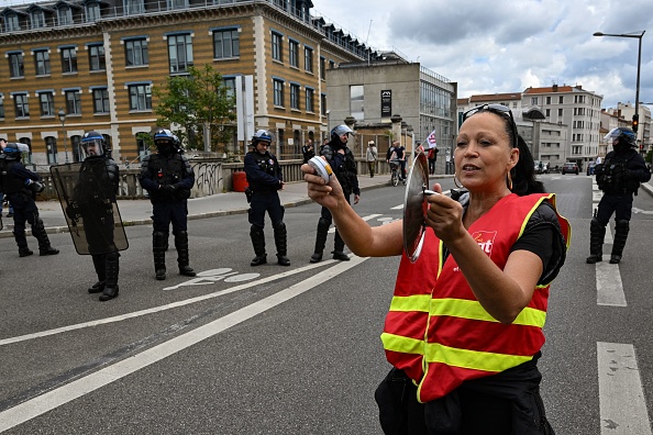 Manifestations à Lyon contre le gouvernement Borne et la réforme des retraites le jour du 8 mai, commémoration de la fin de la Seconde guerre mondiale. (JEAN-PHILIPPE KSIAZEK/AFP via Getty Images)