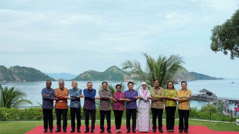 Photo de famille lors de la réunion des ministres des Affaires étrangères de l'Association des nations de l'Asie du Sud-Est (ASEAN) au 42e sommet de l'ASEAN à Labuan Bajo, le 9 mai 2023. (Photo ACHMAD IBRAHIM/POOL/AFP via Getty Images)