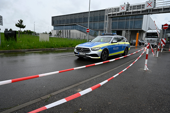 Devant l'usine Mercedes à Sindelfingen, en Allemagne, le 11 mai 2023. (THOMAS KIENZLE/AFP via Getty Images)