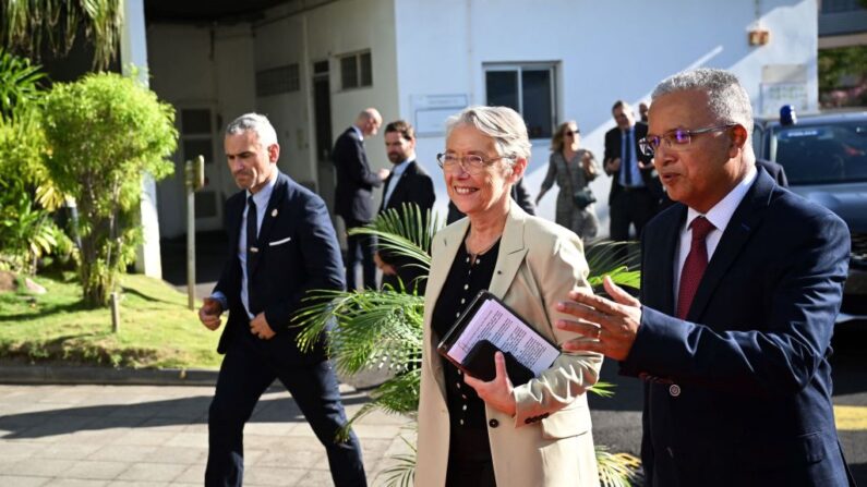 La Première ministre Élisabeth Borne (au c.) au côté du président du Conseil départemental de La Réunion, Cyrille Melchior (à d.) à Saint-Denis, La Réunion, le 11 mai 2023. (EMMANUEL DUNAND/AFP via Getty Images)