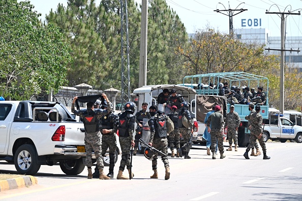 Les forces paramilitaires pakistanaises avant l'arrivée de l'ancien Premier ministre Imran Khan à Islamabad, le 12 mai 2023. (FAROOQ NAEEM/AFP via Getty Images)