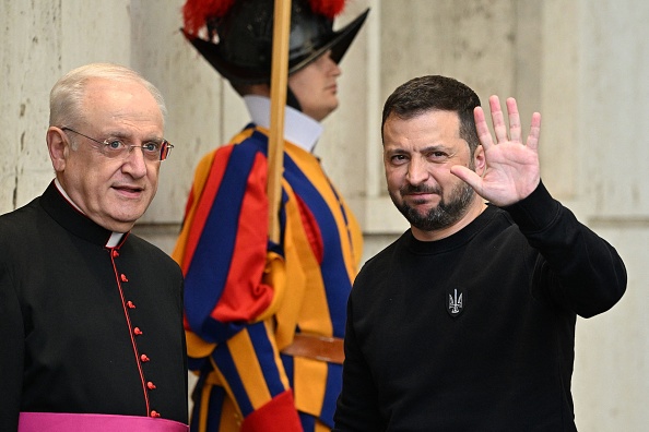 Le président ukrainien Volodymyr Zelensky et le préfet de la Maison pontificale, Monseigneur Leonardo Sapienza, le 13 mai 2023 au Vatican. (ANDREAS SOLARO/AFP via Getty Images)