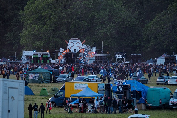 Vue générale du Teknival, un festival gratuit de musique techno, installé sur un terrain privé de 70 hectares sur les hauteurs de Villegongis, un village d'une centaine d'habitants
de l'Indre, le 18 mai 2023. (GUILLAUME SOUVANT/AFP via Getty Images)