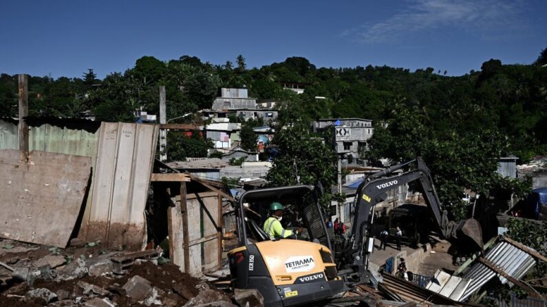 Les autorités de Mayotte mènent l'opération Wuambushu (« Reprendre » en langue locale), pour résorber les bidonvilles notamment en rasant les campements de fortune et renvoyer les migrants clandestins vers les Comores voisines. (Photo PHILIPPE LOPEZ/AFP via Getty Images)