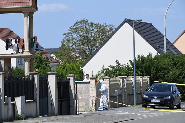 L'entrée d'une maison où les corps d'une femme et de deux enfants ont été retrouvés à Dreux, le 25 mai 2023. (JEAN-FRANÇOIS MONIER/AFP via Getty Images)