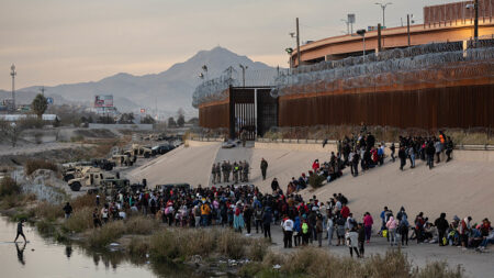 Washington lève des restrictions à sa frontière Sud, un afflux de migrants attendu