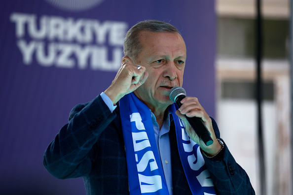 Le président turc Recep Tayyip Erdogan s'exprime lors de son dernier meeting de campagne électorale à Beyoglu, le quartier de son enfance, le 13 mai 2023 à Istanbul, en Turquie. (Photo : Jeff J Mitchell/Getty Images)
