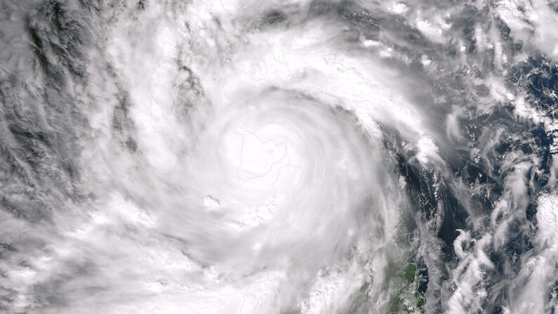 D'après sa trajectoire actuelle le typhon de catégorie 4 passera « directement » sur l'île de 170.000 habitants. (Photo d'illustration NOAA via Getty Images)