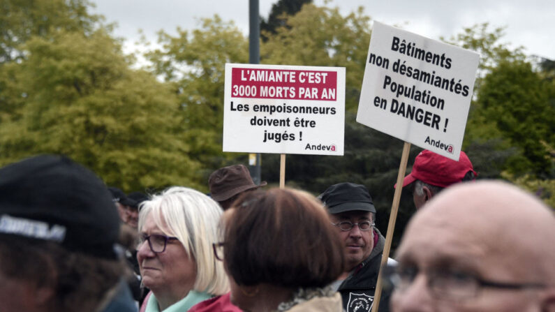 Plusieurs dizaines de personnes manifestent pour soutenir les victimes de l'amiante le 30 avril 2015 devant le tribunal de grande instance de Rennes. (Photo DAMIEN MEYER/AFP via Getty Images)
