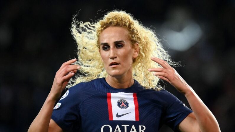 La milieu internationale Kheira Hamraoui, en fin de contrat, a affirmé dimanche quitter "la tête haute" le Paris Saint-Germain. (Photo by FRANCK FIFE/AFP via Getty Images)
