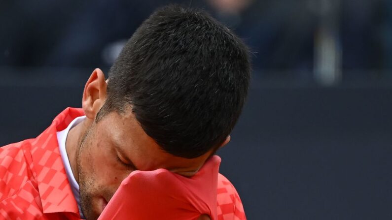 Novak Djokovic, sur le point de céder le trône de N.1 mondial à Carlos Alcaraz, a été éliminé du Masters 1000 de Rome dont il était tenant du titre dès les quarts de finale mercredi. (Photo by FILIPPO MONTEFORTE/AFP via Getty Images)