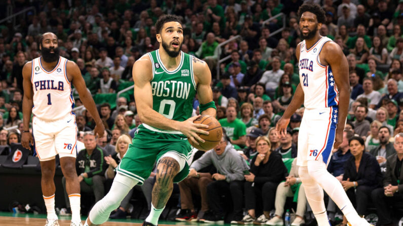 Jayson Tatum #0 des Celtics de Boston se dirige vers le panier contre les 76ers de Philadelphie pendant le quatrième quart-temps du septième match de la demi-finale de la Conférence de l'Est des Playoffs de la NBA 2023 au TD Garden le 14 mai 2023 à Boston, Massachusetts. (Photo by Adam Glanzman/Getty Images)