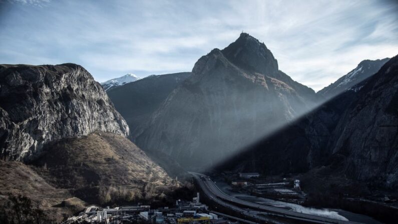 Une vue panoramique montre le chantier de construction d'un tunnel pour la ligne de train à grande vitesse TAV (Treno Alta Velocita) entre Lyon et Turin, à Saint-Martin-la-Porte. (Photo MARCO BERTORELLO/AFP via Getty Images)