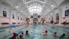 Paris: la fillette retrouvée inanimée au fond d’une piscine lors d’une sortie scolaire a été placée dans le coma
