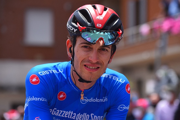 Le coureur suisse Gino Mäder portant le maillot bleu du meilleur grimpeur au Tour d’Italie en 2021. (DARIO BELINGHERI/AFP via Getty Images)