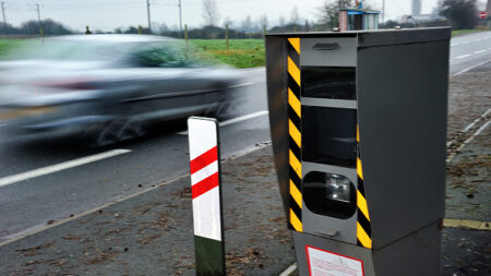 Dordogne : Mathys, 12 ans, décide d’installer un faux radar devant chez lui pour faire ralentir les véhicules