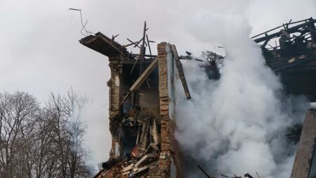 Ukraine: une attaque aérienne fait 20 blessés dans un quartier de Dnipro